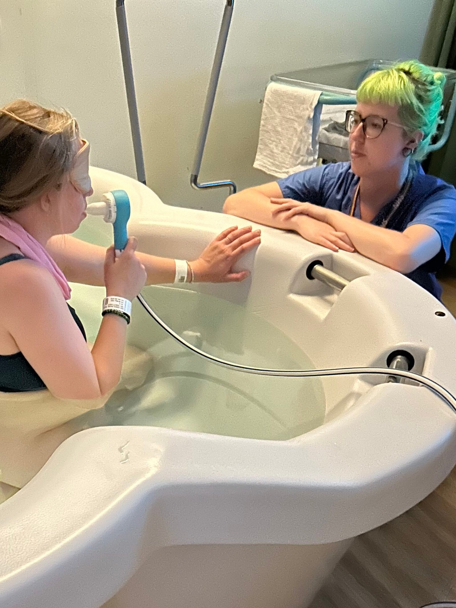 Lottie in the birth pool on the Spires midwife led unit in Oxofrd, with midwife Kathryn